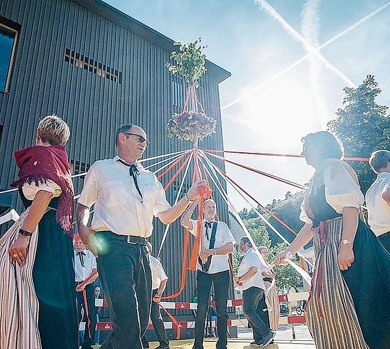 Fest des Jahres in Hochwald: Beim traditionellen Maitanz flicht die Trachtentanzgruppe die Bändel am Maibaum. Foto: Linda Dagli Orti