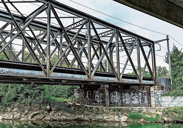 Vom Kanton als schützenswert eingestuft: Die hundertjährigen Stahlfachwerkbrücken in Münchenstein. Foto: Kenneth Nars