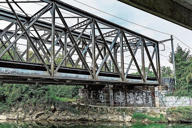 Vom Kanton als schützenswert eingestuft: Die hundertjährigen Stahlfachwerkbrücken in Münchenstein. Foto: Kenneth Nars