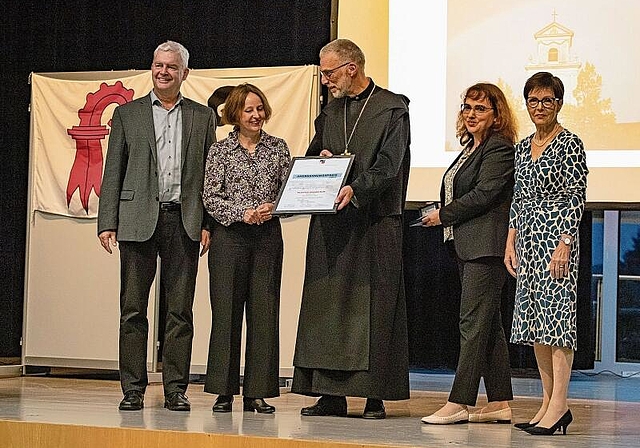 Preisübergabe: (v.l.) Felix Wettstein und Karin Kälin Neuner-Jehle übergeben den Anerkennungspreis an Abt Peter. Weiter auf dem Bild sind Geschäftsführerin Irina Blonina und Alt Regierungsrätin Elsbeth Schneider-Kenel.  Foto: Martin Staub