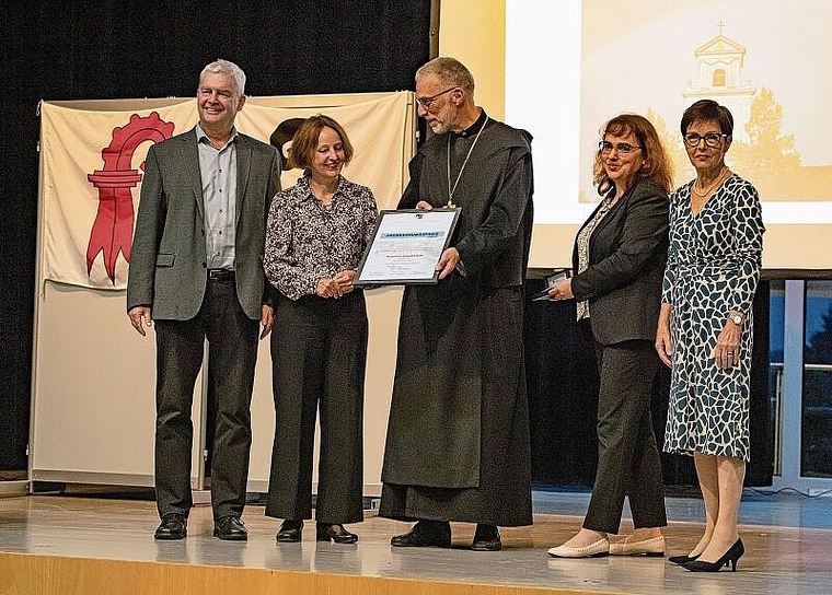 Preisübergabe: (v.l.) Felix Wettstein und Karin Kälin Neuner-Jehle übergeben den Anerkennungspreis an Abt Peter. Weiter auf dem Bild sind Geschäftsführerin Irina Blonina und Alt Regierungsrätin Elsbeth Schneider-Kenel. Foto: Martin Staub