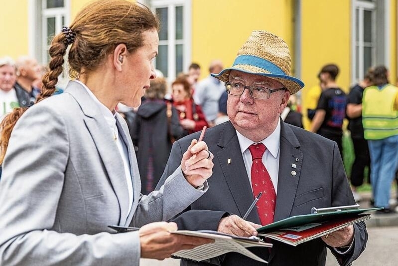 Genau hingehört: Die Jurymitglieder Johanna Begert und Theo Martin besprachen die Bewertungen nach den Parademärschen.