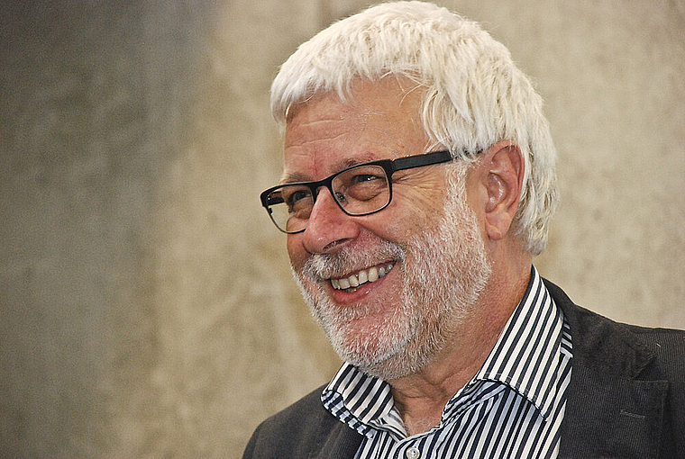 Wohlinformiert und eloquent: Der Journalist und Russland-Korrespondent Peter Gysling in der Aula des Bildungszentrums. Foto: Thomas Brunnschweiler