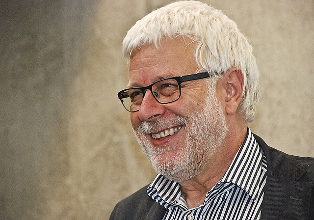Wohlinformiert und eloquent: Der Journalist und Russland-Korrespondent Peter Gysling in der Aula des Bildungszentrums. Foto: Thomas Brunnschweiler