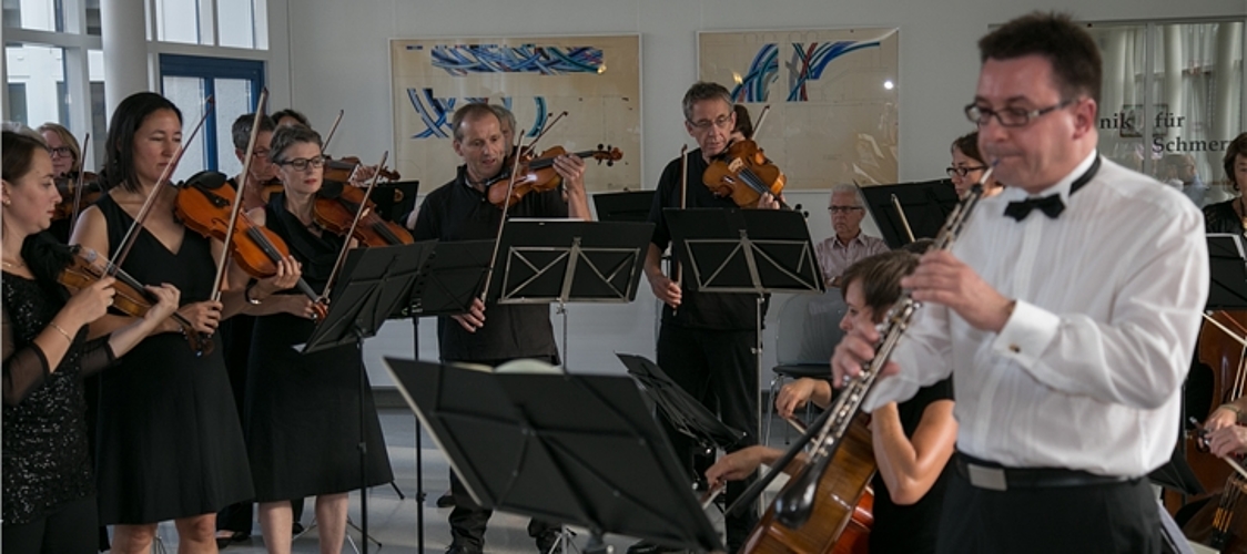 Kunst in Bild und Ton: Mit dem Werk in drei Sätzen "Oboe d'amore" beehrte das Orchester Laufental-Thierstein seinen ersten Konzertmeister Cenek Pražàk. Fotos: Martin Staub