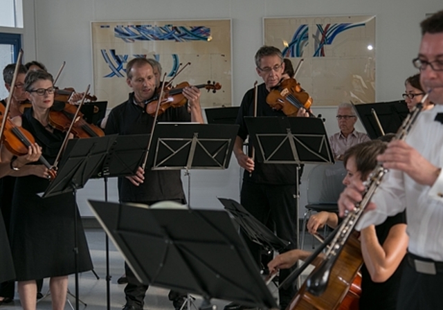 Kunst in Bild und Ton: Mit dem Werk in drei Sätzen "Oboe d'amore" beehrte das Orchester Laufental-Thierstein seinen ersten Konzertmeister Cenek Pražàk. Fotos: Martin Staub