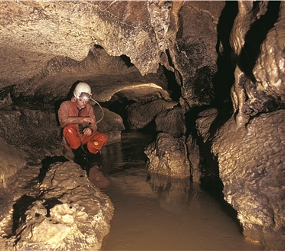 Geheimnisvoll; Der Westeingang des Bättlerlochs. Foto: JV Bäuchle