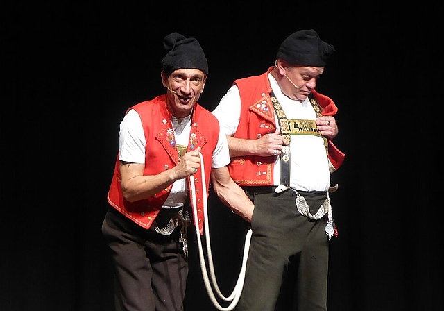 <em>Messer und Gabel: </em>Was einem beim Fliegen widerfährt, hat das Duo Messer &amp; Gabel aus dem Appenzellischen zum Denken angeregt.Fotos: Thomas Immoos
