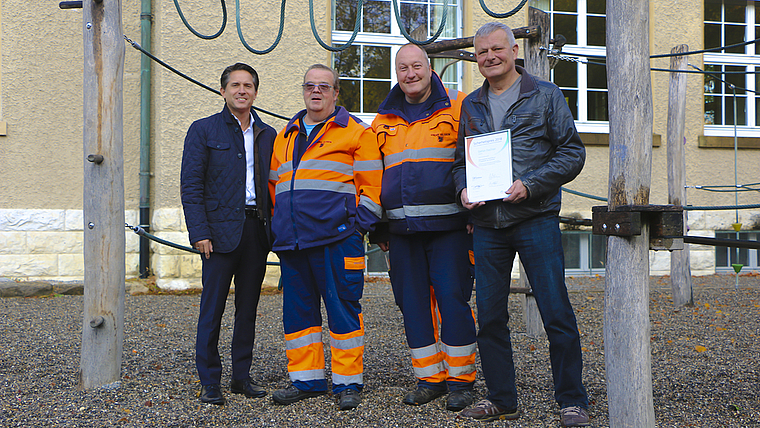 Regionaler Sicherheitspreis: Gemeindepolizist Stefan Fiechter zeigt die verdiente Urkunde, daneben die beiden Werkhofmitarbeiter Benedikt Wicki (2. v. l.) und Peter Saladin sowie Gemeinderat Pascal Leumann.  Foto: ZVG/Angelika Dietler