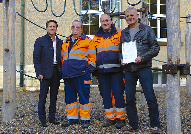 Regionaler Sicherheitspreis: Gemeindepolizist Stefan Fiechter zeigt die verdiente Urkunde, daneben die beiden Werkhofmitarbeiter Benedikt Wicki (2. v. l.) und Peter Saladin sowie Gemeinderat Pascal Leumann.  Foto: ZVG/Angelika Dietler