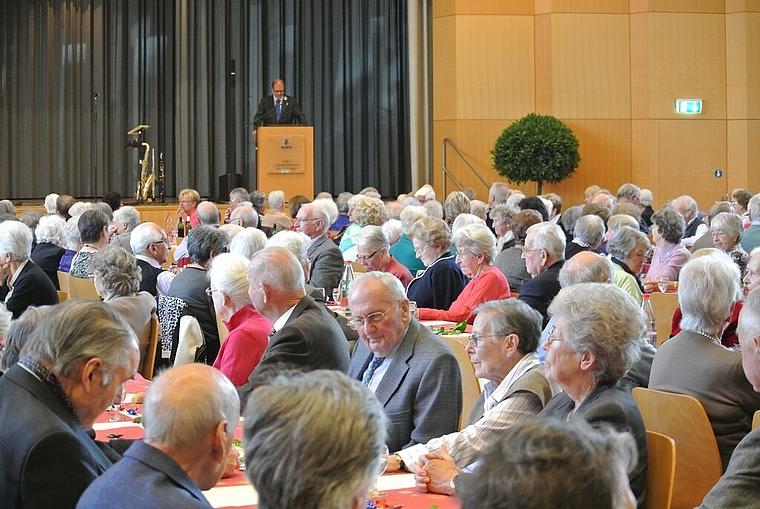 Volles Haus: Gemeindepräsident Giorgio Lüthi richtete einige Worte an die zahlreichen Seniorinnen und Senioren. Foto: Bea Asper
