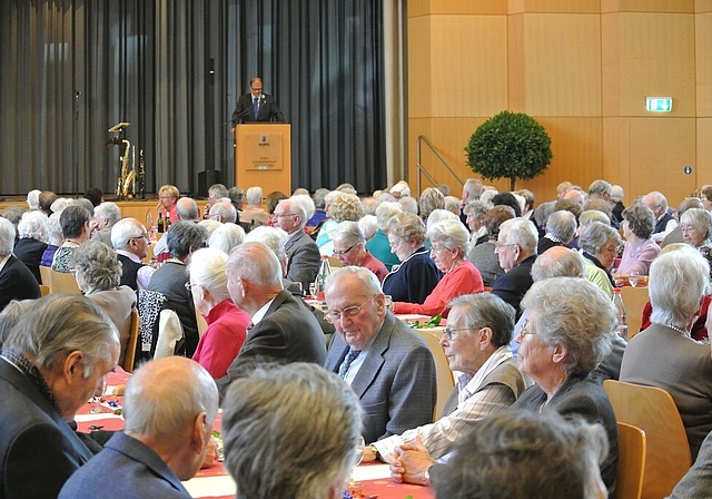 Volles Haus: Gemeindepräsident Giorgio Lüthi richtete einige Worte an die zahlreichen Seniorinnen und Senioren.  Foto: Bea Asper