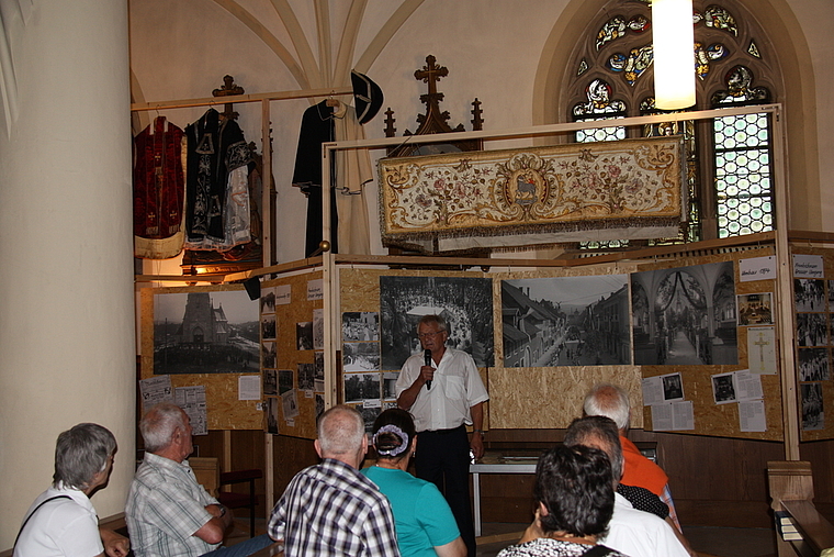 Bilder und sakrale Gegenstände: Reinhold Lutz eröffnet die Jubiläumsaus-stellung in der Kirche.