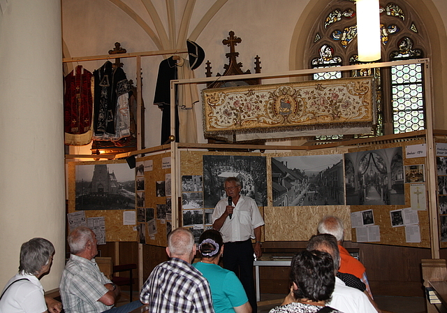 Bilder und sakrale Gegenstände: Reinhold Lutz eröffnet die Jubiläumsaus-stellung in der Kirche.