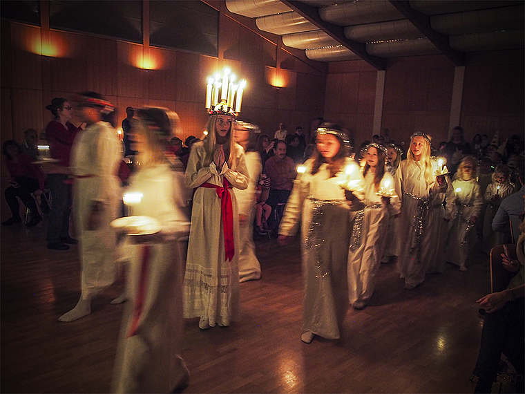 Bringt Licht ins Dunkel: Henrietta Caspar als Sankta Lucia. Foto: Boris Burkhardt