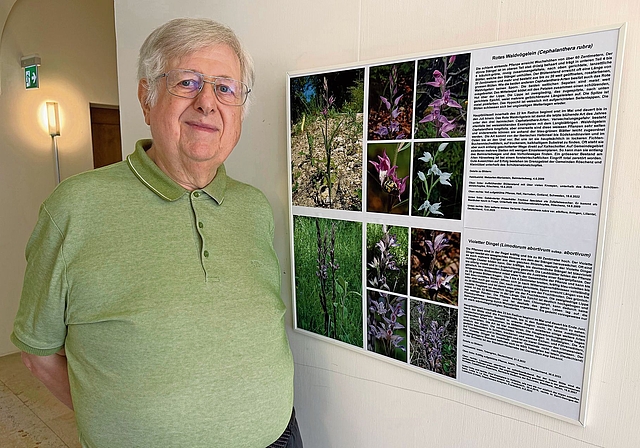 Werner Gertsch vor einer seiner 25 Bildtafeln: Im Gemeindebann von Metzerlen lassen sich 22 verschiedene Orchideenarten finden. Foto: Christian Fink