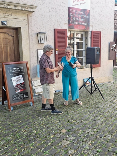 Stossen auf die neue Ausstellung an: Ausstellungsmacher Christoph Sütterlin und Lilly Kuonen vom Museum Laufental. 
Foto: Melanie Brêchet