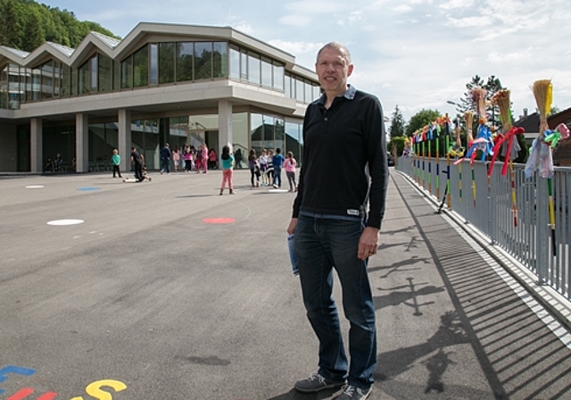 OK-Präsident nimmt Augenschein: Rolf Stöcklin auf dem Schulareal Serafin. Foto: Martin Staub 