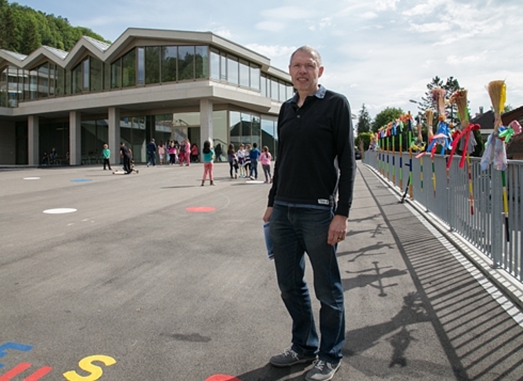 OK-Präsident nimmt Augenschein: Rolf Stöcklin auf dem Schulareal Serafin. Foto: Martin Staub