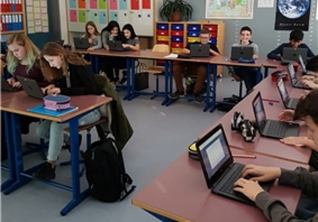 Pilotprojekt «One2One»: Die Schülerinnen und Schüler sind top motiviert und nutzen ihren Laptop gerne. Foto: zvg