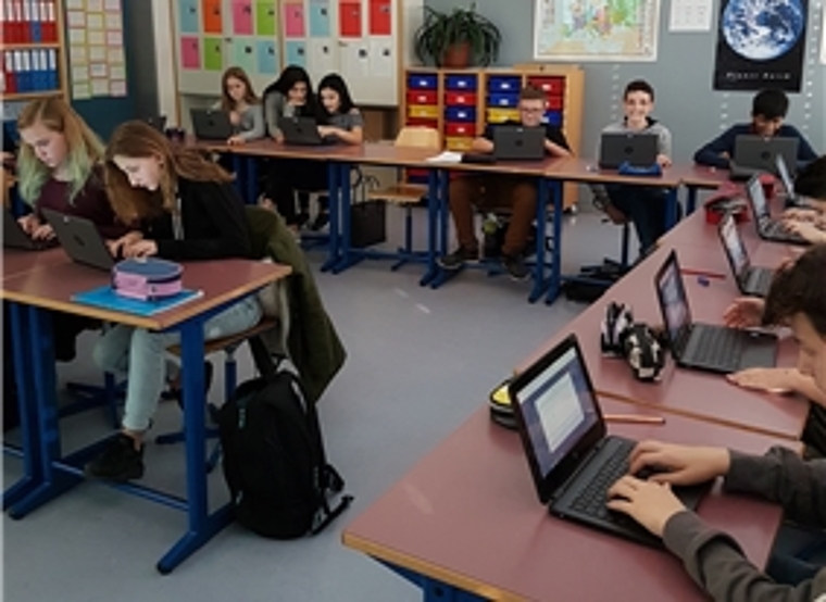 Pilotprojekt «One2One»: Die Schülerinnen und Schüler sind top motiviert und nutzen ihren Laptop gerne. Foto: zvg