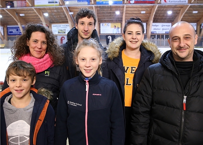 Vereint: Ein schon fast seltener Anblick – die Familie Quartara mit Nevio, Mutter Nicole, Nora, Dario, Laura und Vater Roberto (v.l.) – vereint in der Laufner Eishalle. Foto: eh-presse
