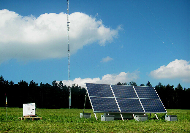 Windmessmast: Noch gut ein Jahr lang soll dieser die Windverhältnisse auf dem Chall prüfen.  Foto: Zvg