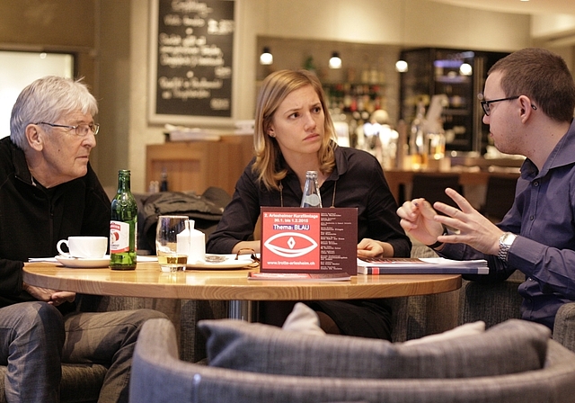 Letzte Jury-Sitzung in Basel: Rolf Kämpf, Esther Keller und David Borter (v. l.) wägen ab, welcher Wettbewerbsbeitrag am kommenden Sonntag mit dem grossen Jury-Preis der zweiten Arlesheimer Kurzfilmtage ausgezeichnet werden soll.  Foto: Lukas Hause