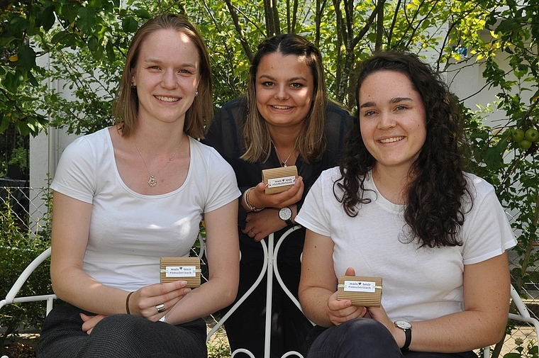 Möchten zeigen, was eine rezyklierte Seife bewirken kann (v. l.): Sandra Bloch, Anne-Marlen Riemensperger und