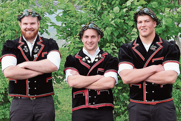 Drei Musketiere: Niklaus Scherer, Marino Christ und Valentin Scherz (von links)  freuen sich über ihr gekröntes Haupt. Foto: eh-presse