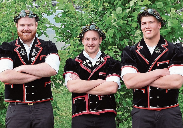 Drei Musketiere: Niklaus Scherer, Marino Christ und Valentin Scherz (von links)  freuen sich über ihr gekröntes Haupt. Foto: eh-presse