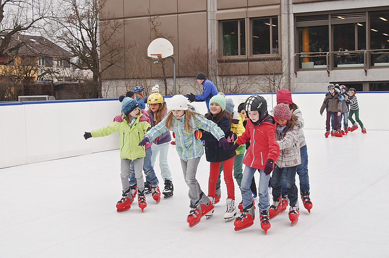 Spass in der Schule: Die Kinder freuen sich über die neue «Eisarena». Foto: Tobias Gfeller