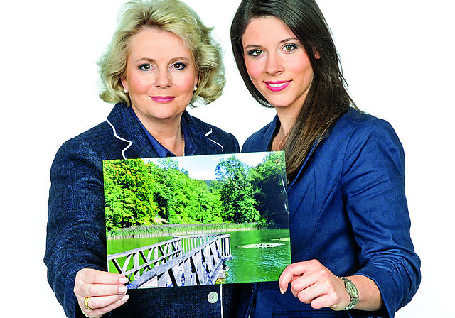 Zeigen die Ermitage: Sibylle von Heydebrand (l.) und Fabia Maieroni machen anlässlich der Führung auf überraschende Details aufmerksam.  ZVG