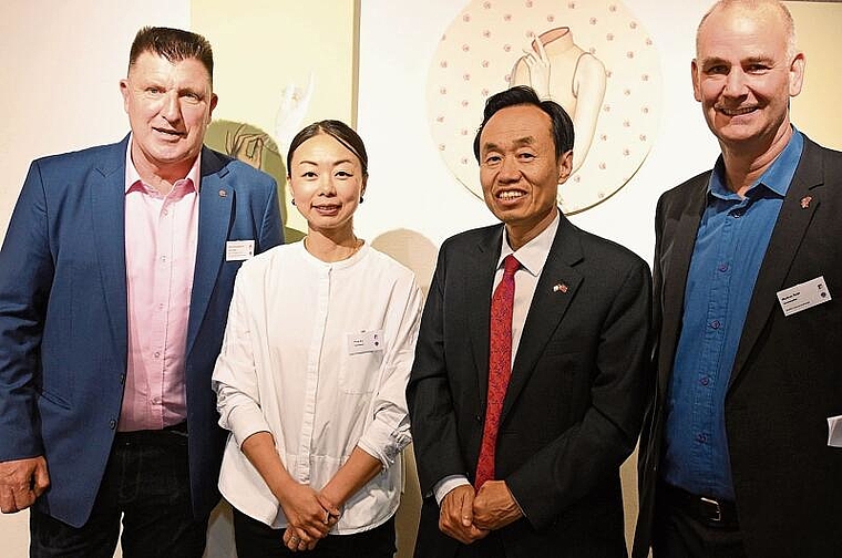 Gute Beziehungen: (v. l.) Jens Schindelholz (Organisator), die Künstlerin Ying Xu, der chinesische Botschafter Shihting Wang und Markus Roth (Organisator). Fotos: Fabian Schwarzenbach