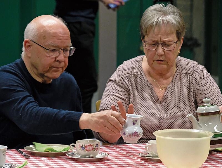 Einfache Leute: die Eltern des Bräutigams, Egon Aeschimann (Alex Häring) und Sonja Aeschimann (Edith Hänggi).
         
         
            Foto: Thomas Brunnschweiler