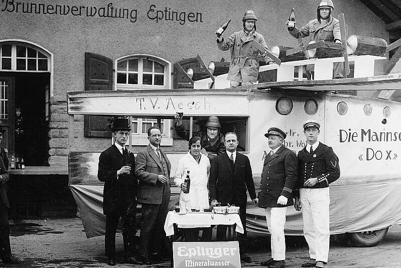 Lieblingsbild: Die Aufnahme der Fasnachtsausfahrt des TV Aesch von 1931 gefällt dem Präsidenten des Heimatmuseums, Christian Helfenstein, besonders gut.