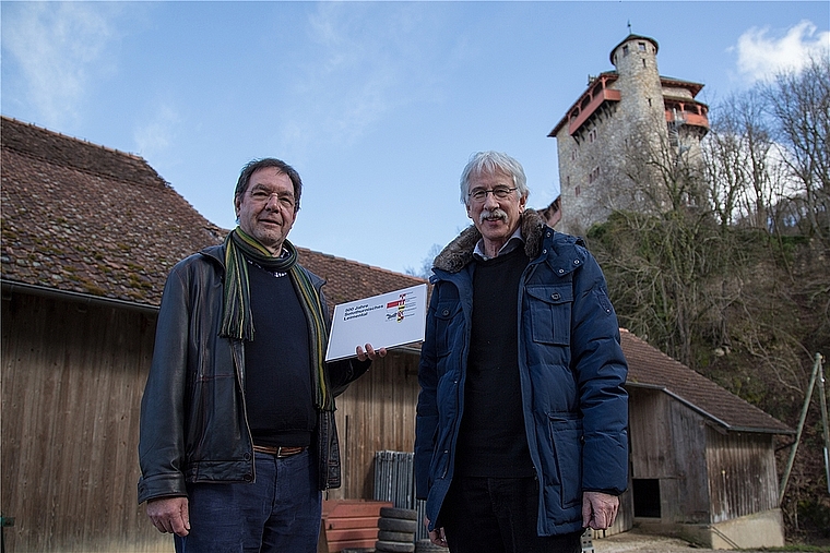Präsentieren das Buch: Richard Gschwind (l.) und Klaus Fischer vor der geschichtsträchtigen Burg Rotberg. Foto: Martin Staub 