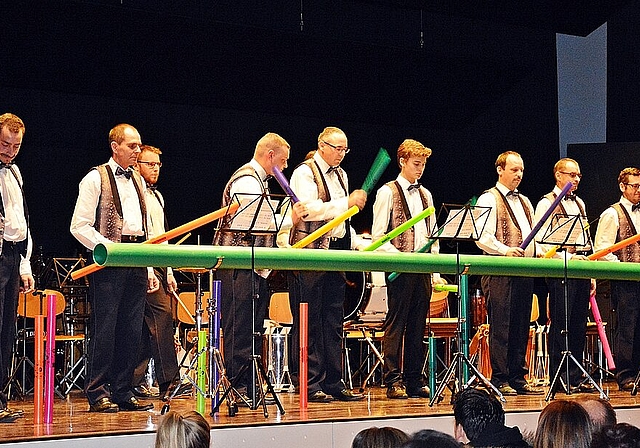 Ein Höhepunkt: Die Tambourengruppe kann auch Melodien! Foto: Roland Bürki