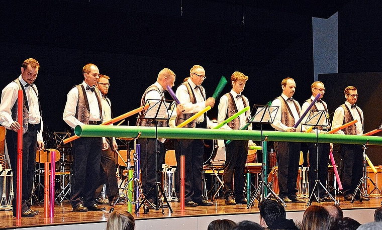 Ein Höhepunkt: Die Tambourengruppe kann auch Melodien! Foto: Roland Bürki