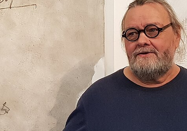 <em>Arbeitet mit Kopf, Herz und Hand: </em>Rolf Blösch vor seinen Werken in der Galerie des Kulturzentrum Alts Schlachthuus.Foto: Melanie brêchet