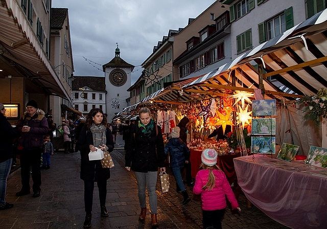 <em>Schon vor dem Einnachten: </em>Sternenglanz und Adventsromantik im Stedtli.Fotos: Martin Staub
