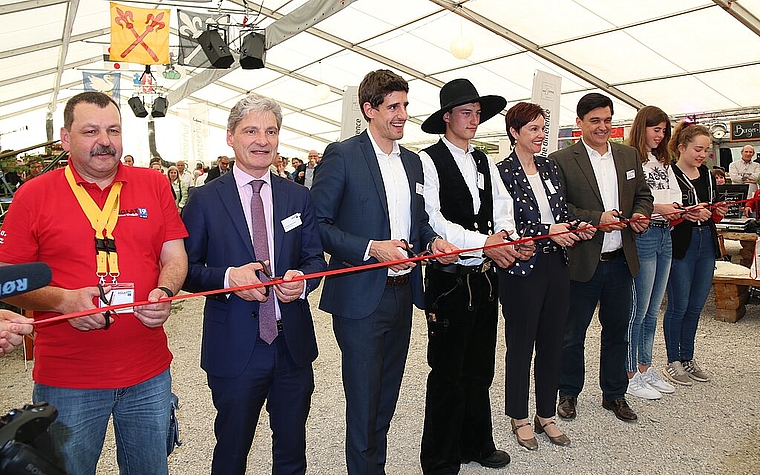<em>Eröffnung: </em>(v.l.) OK-Präsident Martin Vogel, Laufener Stadtpräsident Alex Imhof, Präsident des Gewerbevereins KMU Laufental Marc Scherrer, Regierungspräsidentin Monika Gschwind und Direktor der Wirtschaftskammer Baselland Christoph Buse