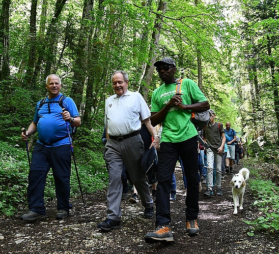 <em>Gut integriert: </em>Ekoué Akakpovi (r.) führt die Wandergruppe an.
