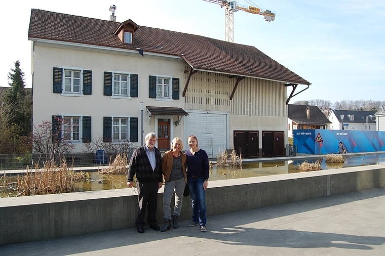 Gemeinsam unter einem Dach: Heiner Leuthardt (Kultur in Reinach), Petra Kaderli (Arbeitsgruppen lebendiges Reinach, Mitte) und Vivian König (Familienzentrum Oase) freuen sich auf ihr neues Zuhause an der Schulgasse 1.  Foto: Axel Mannigel