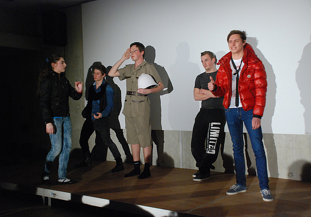 Xenia (Elena Bürgin) stellt die Akteure vor: Finn (Silas Glaser), Roland (Mike Ritter), James (Ruben ten Cate) und Nate (Nick Huber, v. l.).
