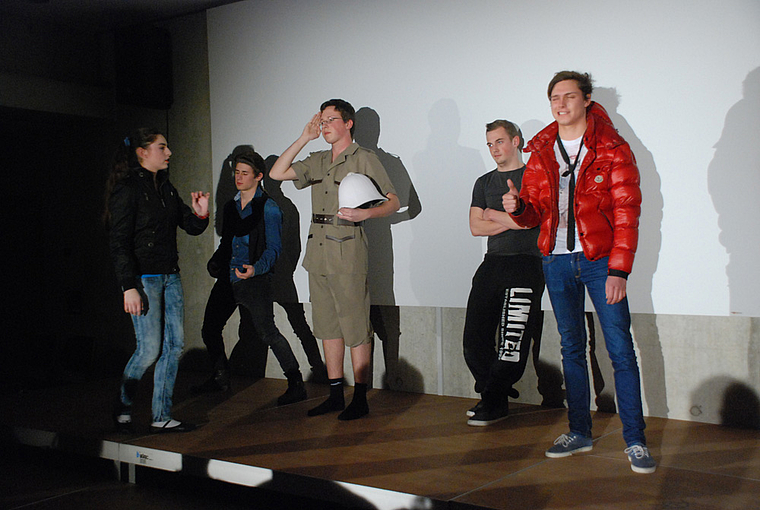 Xenia (Elena Bürgin) stellt die Akteure vor: Finn (Silas Glaser), Roland (Mike Ritter), James (Ruben ten Cate) und Nate (Nick Huber, v. l.).
