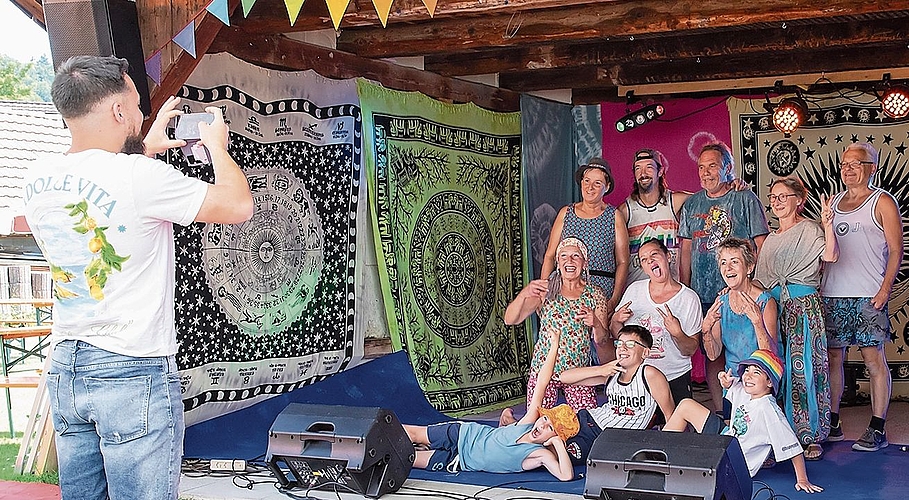 Gruppenbild mit Initiantin: Das treue Helferteam am «Hippiefescht» (Andrea, mittlere Reihe links) vor dem grossen Gästeaufmarsch. Fotos: Martin Staub