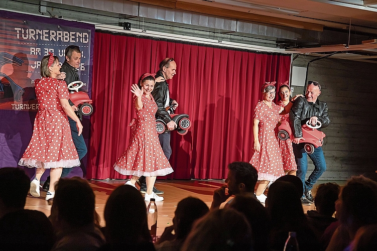 Gemischte Gruppe Grease: Die teilweise fehlenden Gel-Frisuren bei den Männern der Seniorenriege sind dem glitschigen Untergrund geschuldet.