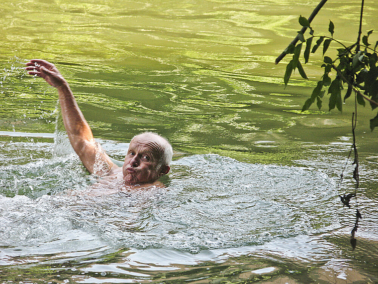 Hält sich im Wasser fit: Jiri Krnoul, pensionierter Bauingenieur und leidenschaftlicher Birsschwimmer. Foto: Marie-Luise Kilcher