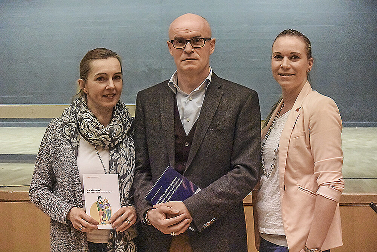 Kompetent in Sachen Fremdsprachen: (v. l.) Referenten Andrea Meshesha und Manuele Vanotti; Franziska Buser, Schulleitung. Foto: Bea Asper